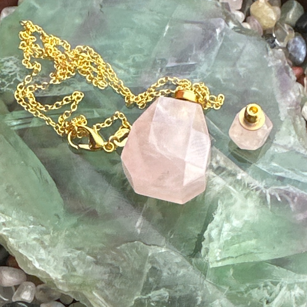 Pink Quartz carved perfume bottle pendant in Vermeil gold dainty necklace - Picture 3 of 6